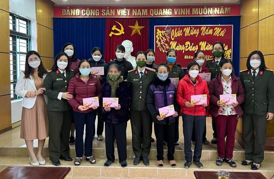 Hội phụ nữ Phòng An ninh chính trị nội bộ CATP: Tặng quà Tết cho hội viên phụ nữ có hoàn cảnh khó khăn huyện Vĩnh Bảo